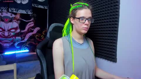 Snapshot of kiki_krash chatting on 09.30.25 Kiki online show from 09.30.25