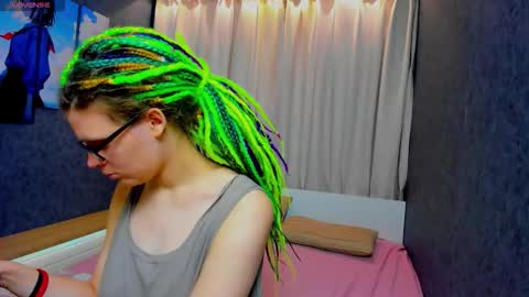 Snapshot of kiki_krash chatting on 10.03.25 Kiki online show from 10.03.25