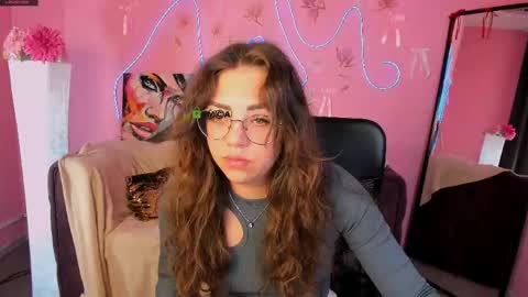 Snapshot of kiki_swan chatting on 04.27.26 kiki_swan online show from 04.27.26