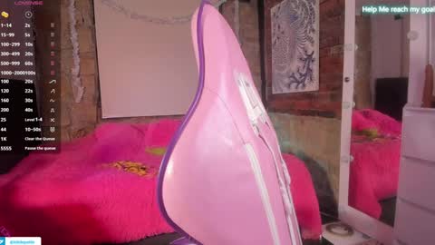 Snapshot of kikilepetite chatting on 01.01.25 kiki online show from 01.01.25