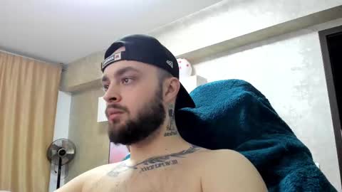 Snapshot of killerbeexxx chatting on 02.25.25 killerbeexxx online show from 02.25.25