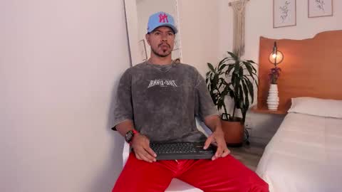 Snapshot of killua_zagarra_ chatting on 11.08.25 Kilua Muscle guy online show from 11.08.25