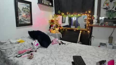 Snapshot of kimgodoy chatting on 02.26.25 alejagodoy99 online show from 02.26.25