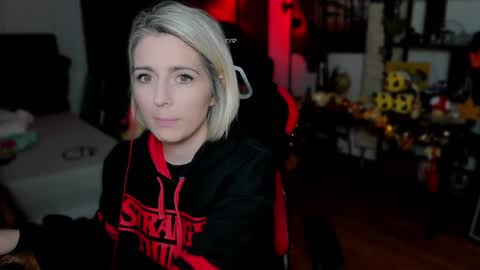 Wolfs Girl online show from 09.25.25