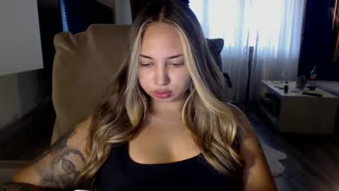 Snapshot of kimlee4 chatting on 10.14.25 Kim Lee  online show from 10.14.25