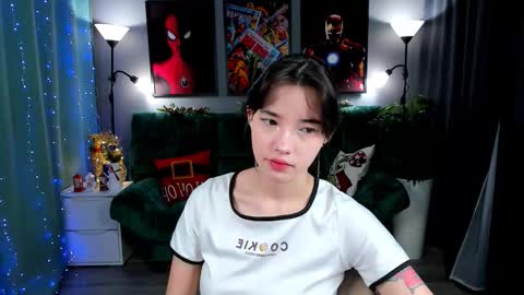 Snapshot of kimm_wong chatting on 12.18.25 kimm wong online show from 12.18.25