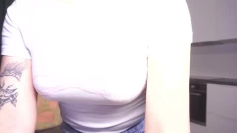 Snapshot of kimpintyau chatting on 12.16.25 Kim online show from 12.16.25