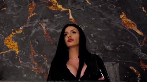 Snapshot of kimwilmes chatting on 12.19.24 Kim Wilmes online show from 12.19.24