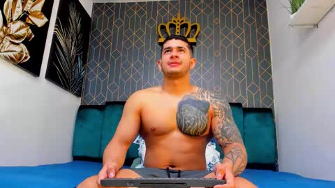 Snapshot of king_falconer chatting on 09.30.25 Angel Falconer online show from 09.30.25