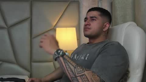 Snapshot of king_falconer chatting on 11.10.25 Angel Falconer online show from 11.10.25