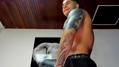 Snapshot of king_falconer chatting on 11.13.25 Angel Falconer online show from 11.13.25