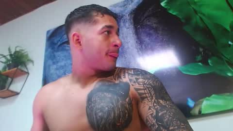 Snapshot of king_falconer chatting on 11.29.25 Angel Falconer online show from 11.29.25