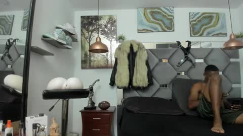 Snapshot of king_fitt_ chatting on 12.29.24 HOT MEN BLACK online show from 12.29.24