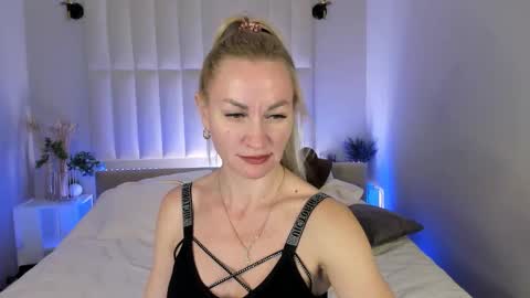 KiraSun online show from 12.13.25