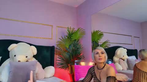 Snapshot of kirrawhite chatting on 11.16.25 Kirra online show from 11.16.25