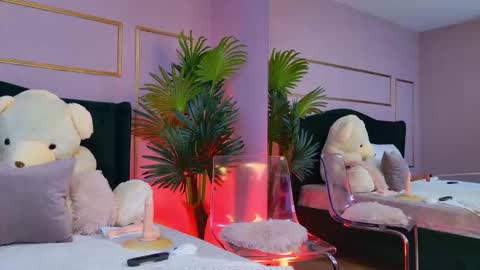 Snapshot of kirrawhite chatting on 11.22.25 Kirra online show from 11.22.25