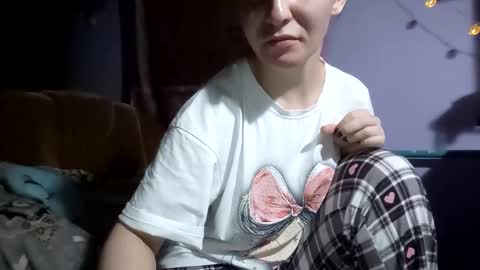 Snapshot of kitty_crystal_ chatting on 12.05.25 Kitti online show from 12.05.25