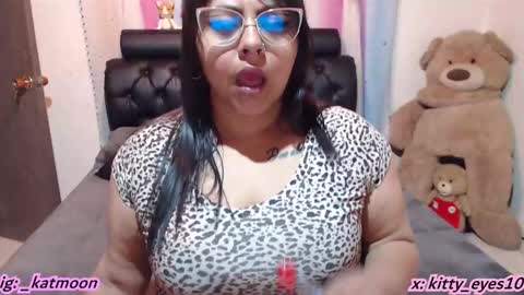 Snapshot of kitty_eyes chatting on 01.15.25 kitty online show from 01.15.25