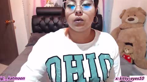 Snapshot of kitty_eyes chatting on 02.01.25 kitty online show from 02.01.25