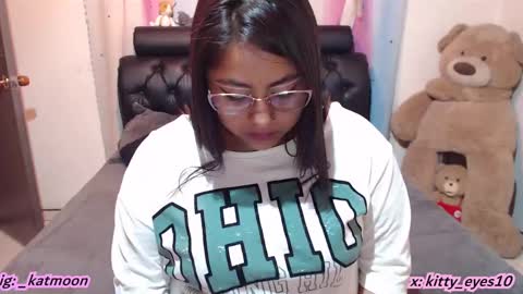 Snapshot of kitty_eyes chatting on 02.25.25 kitty online show from 02.25.25