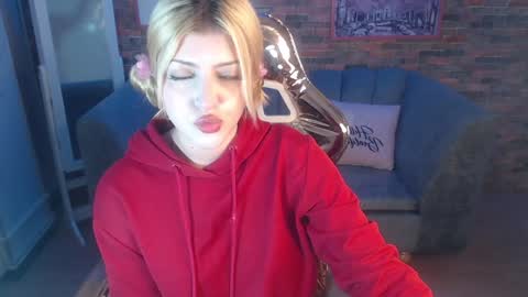 Snapshot of kitty_fox_b chatting on 12.19.24 kitty_fox_b online show from 12.19.24