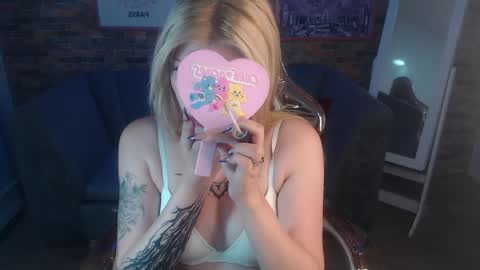 Snapshot of kitty_fox_b chatting on 02.01.25 kitty_fox_b online show from 02.01.25