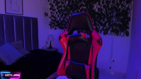 Snapshot of kitty_gang chatting on 10.10.25 Camila online show from 10.10.25