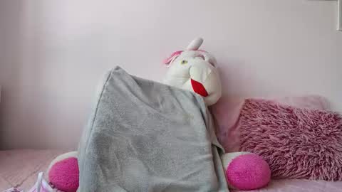 Snapshot of kitty_van chatting on 09.23.25 kitty_van online show from 09.23.25