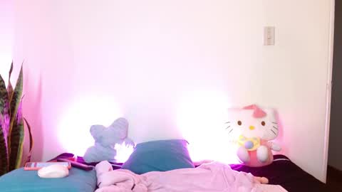 LAURA  help me reach 100likes online show from 01.28.25