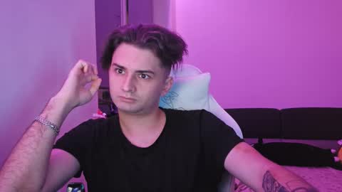 Snapshot of kittyeliz chatting on 12.18.25 Eliz online show from 12.18.25