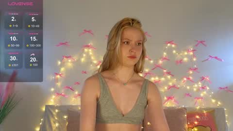 Snapshot of kittyloffe chatting on 11.12.25 Monika online show from 11.12.25