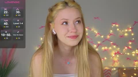 Snapshot of kittyloffe chatting on 11.19.25 Monika online show from 11.19.25