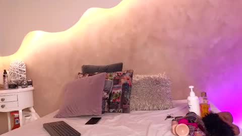 K L O E online show from 11.05.25