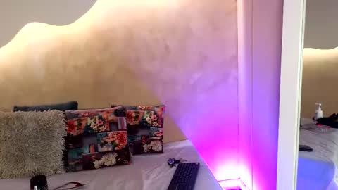 K L O E online show from 11.21.25