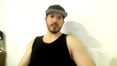 Snapshot of kolombianox chatting on 10.31.25 kolombianox online show from 10.31.25