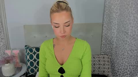Snapshot of kristyflowers chatting on 04.28.26 KristyFlowers online show from 04.28.26