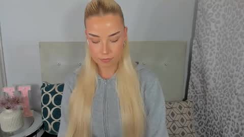Snapshot of kristyflowers chatting on 05.11.26 KristyFlowers online show from 05.11.26