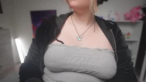 Snapshot of krystalsyxx chatting on 10.10.25 Krystal Syx online show from 10.10.25