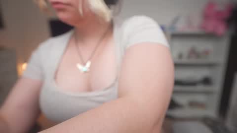 Snapshot of krystalsyxx chatting on 10.16.25 Krystal Syx online show from 10.16.25