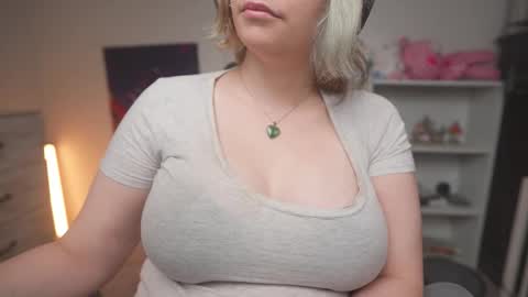 Snapshot of krystalsyxx chatting on 11.20.25 Krystal Syx online show from 11.20.25