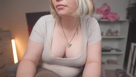 Snapshot of krystalsyxx chatting on 11.28.25 Krystal Syx online show from 11.28.25