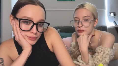 Bella and Alexandra online show from 11.26.25