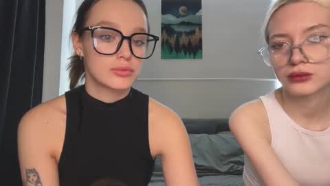 Bella and Alexandra online show from 11.27.25