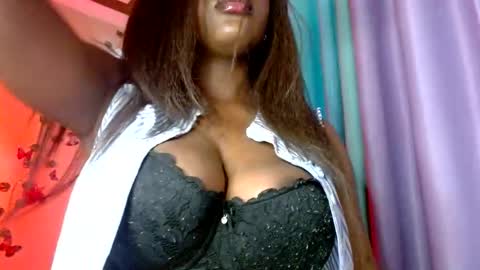 Snapshot of kween_p chatting on 11.08.25 Elsa online show from 11.08.25