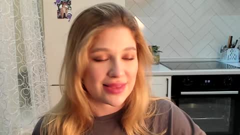 Snapshot of kylieblond chatting on 12.23.24 Din online show from 12.23.24