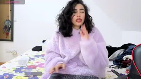Snapshot of kyliemamihottie chatting on 10.25.25 kyliemamihottie online show from 10.25.25