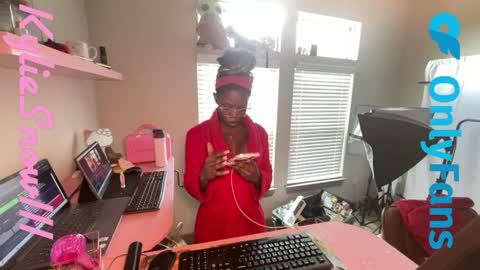 Snapshot of kyliesnowxxx chatting on 04.29.26 Kylie Snow online show from 04.29.26