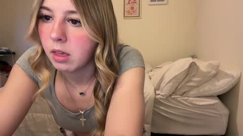 Snapshot of kynziee18 chatting on 12.18.24 kynziee18 online show from 12.18.24