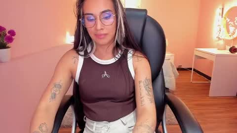 Snapshot of la_monitora chatting on 05.22.26 T A T I A N A online show from 05.22.26