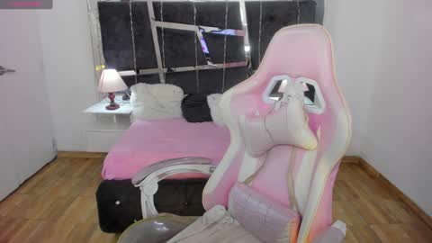 Snapshot of laara_croft chatting on 12.31.24 L A R A online show from 12.31.24